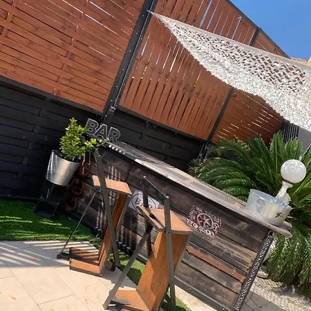 Nyvioni, Proche De La Mer, Avec Piscine Et Holiday home *